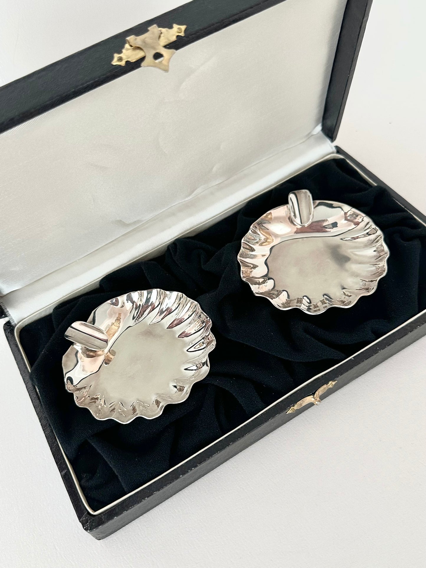 Alizée Clamshell Ashtray Set