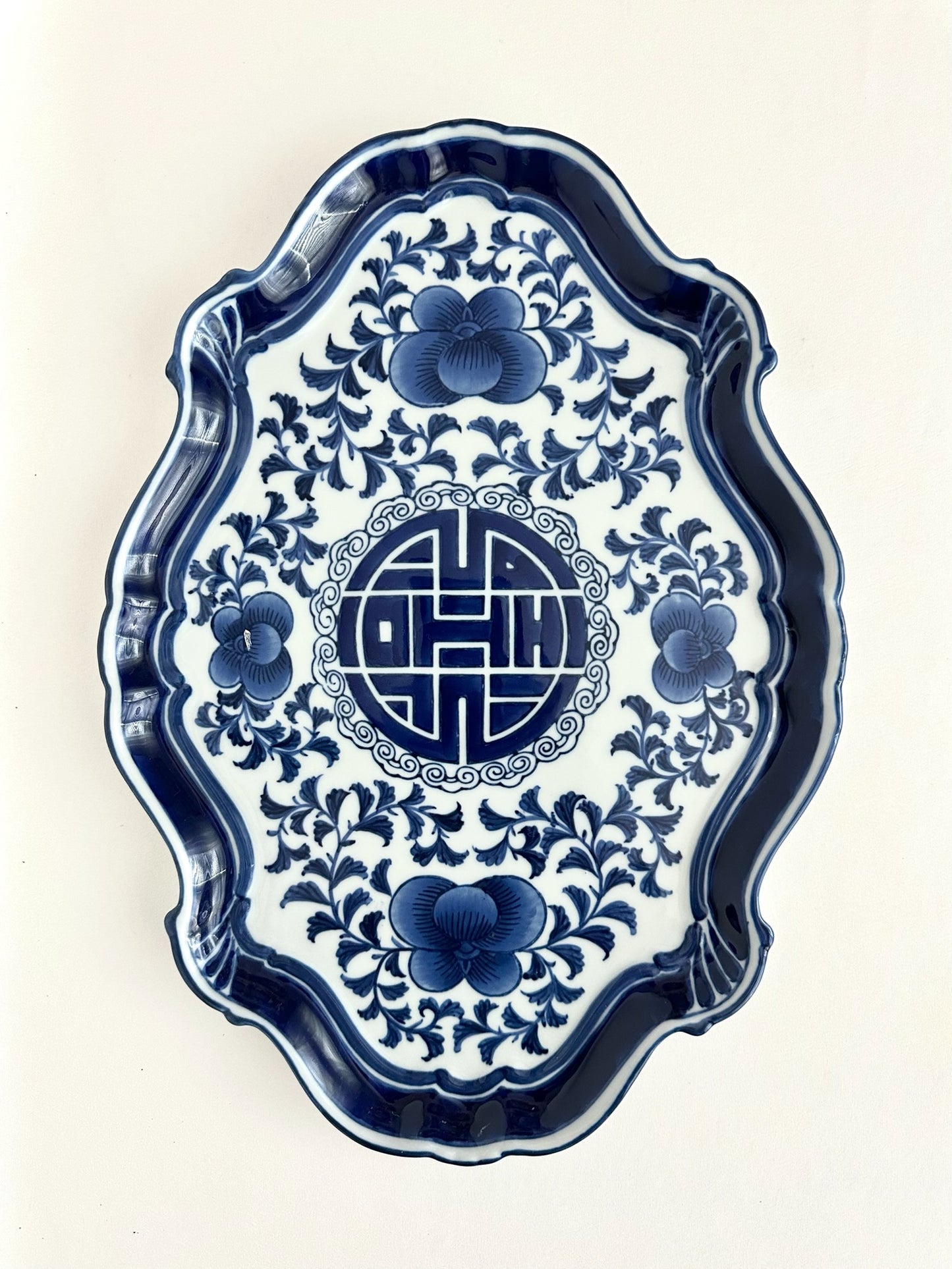 vintage blue and white chinoiserie scalloped porcelain tray