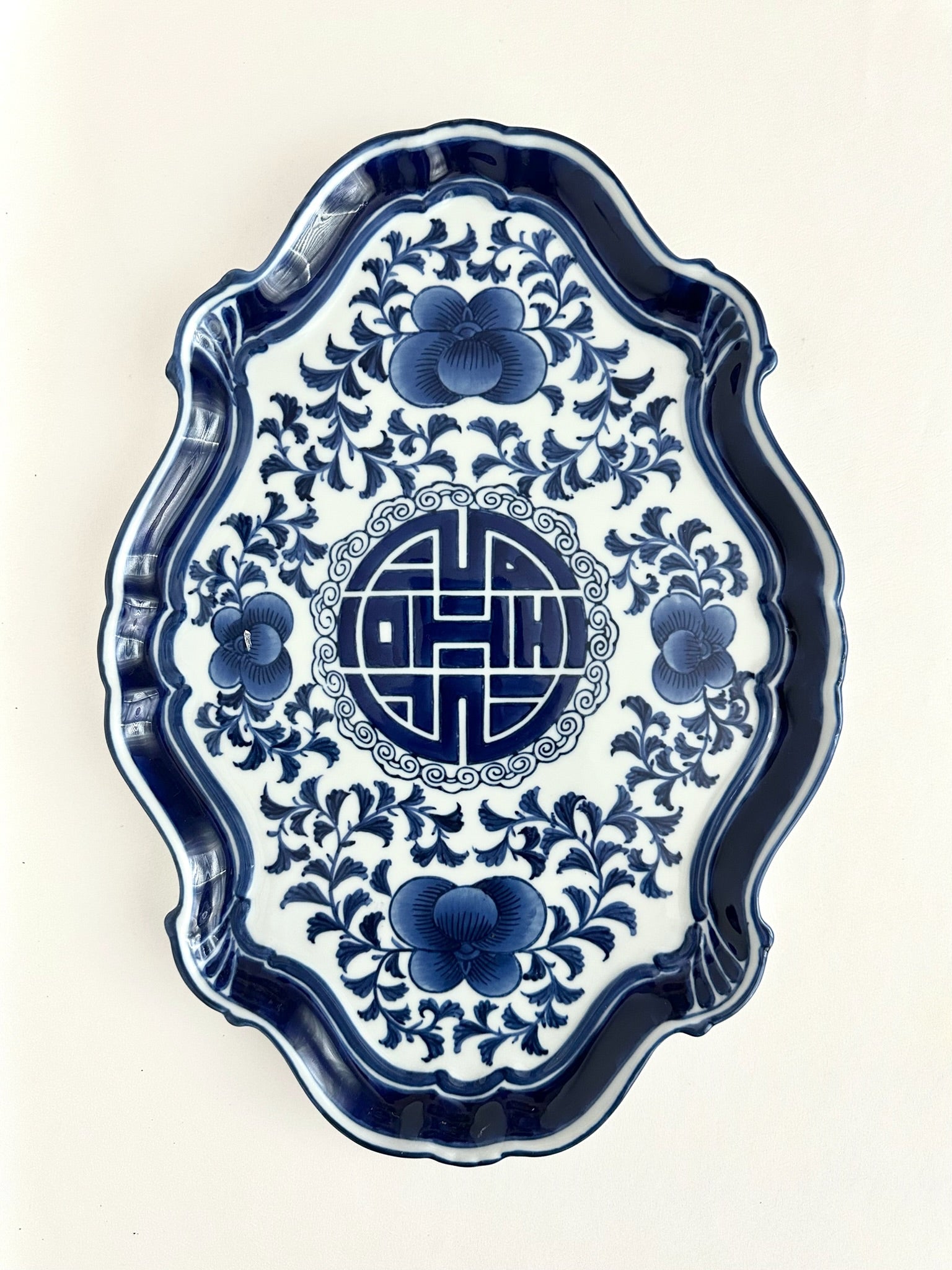 vintage blue and white chinoiserie scalloped porcelain tray