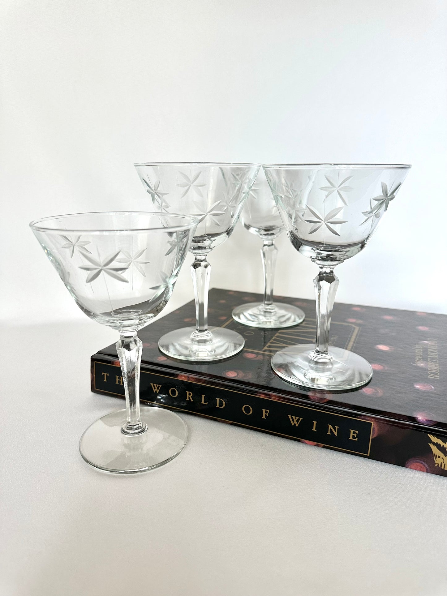 Vintage star etched midcentury cocktail glasses set of four.