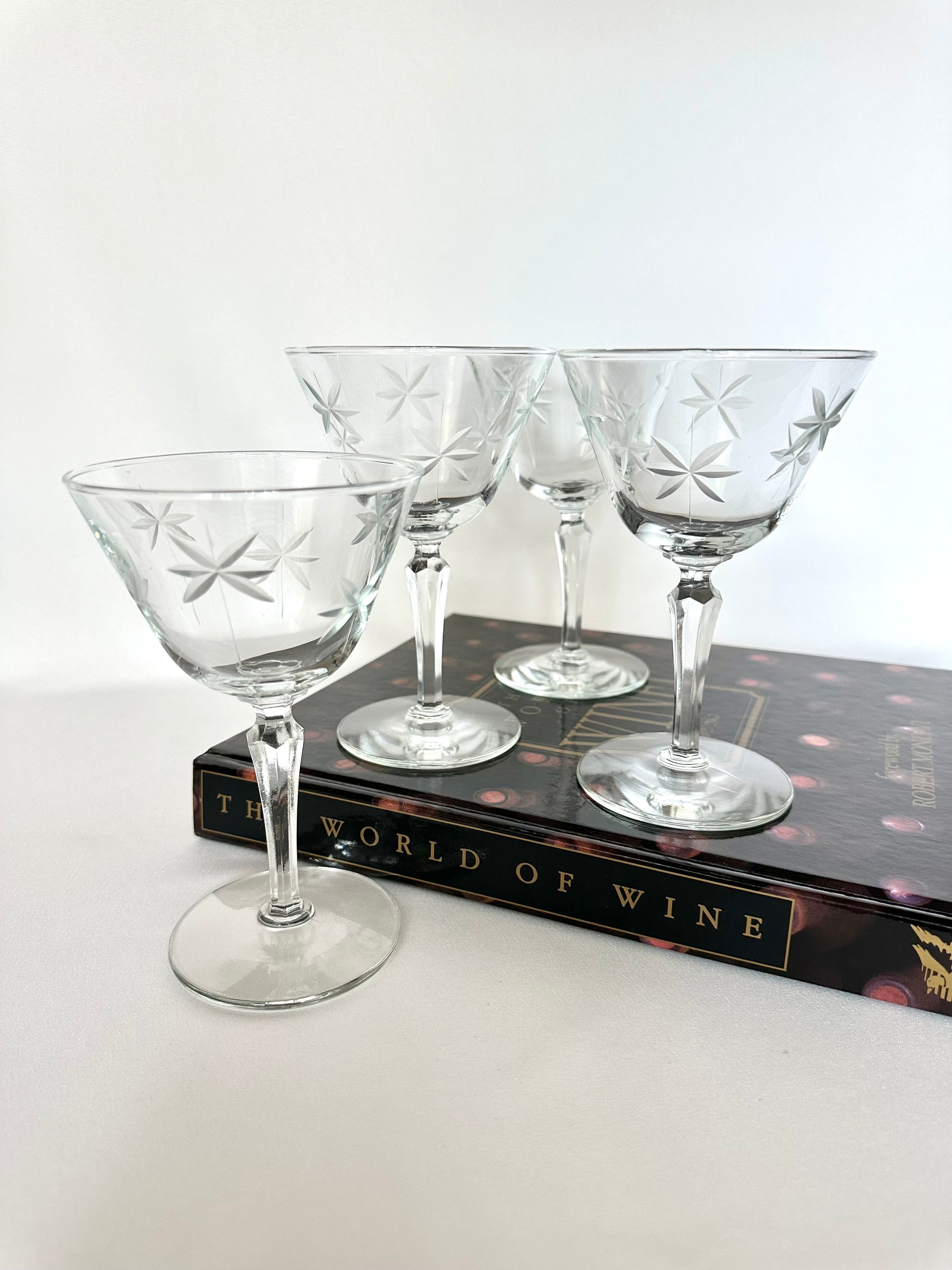 Vintage star etched midcentury cocktail glasses set of four.